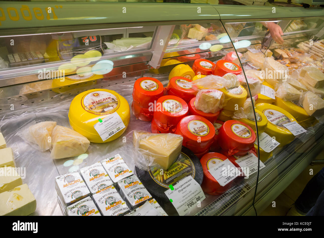 Kostroma, Russland - 07. Mai 2017: Die Produktion von Käse Fabriken der Region Kostroma auf die Theke des "kostroma Käse exchange' Stockfoto