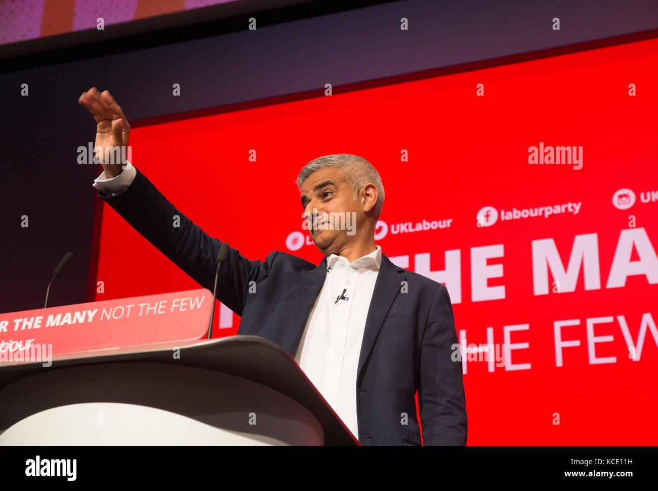 Bürgermeister von London, Sadiq Khan, Wellen an die Delegierten nach seiner Rede auf der Konferenz der Labour Party in Brighton Stockfoto
