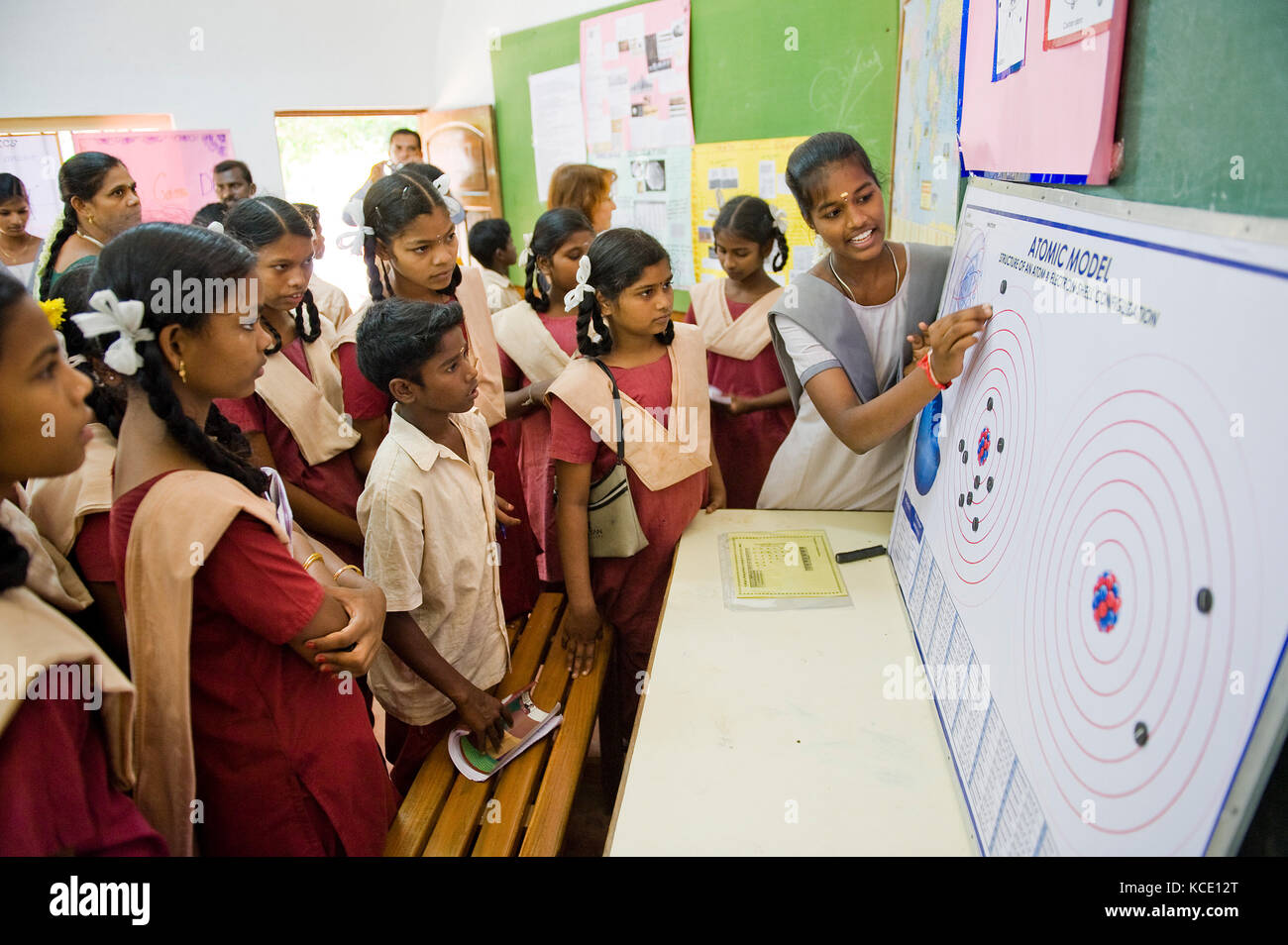 Tamil NADU, INDIEN - Wissenschaftsmesse. Ein Lehrer erklärt die Bewegung des Sonnensystems Stockfoto