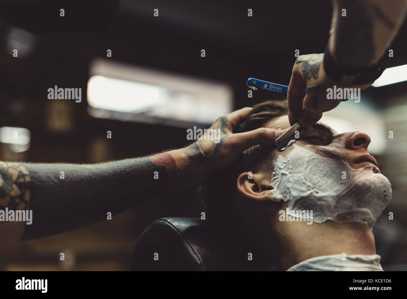 Friseur rasieren Client Stockfoto