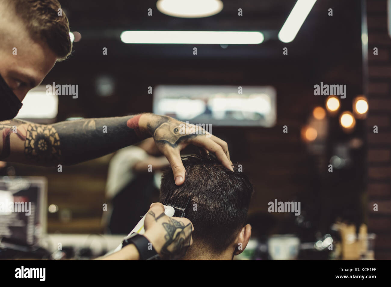 Friseur rasieren Mann in Stuhl Stockfoto