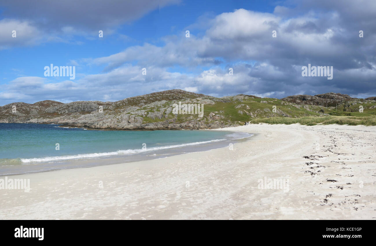 Die unberührte, menschenleere, weiße Sandbucht am Achmelvich Beach, in der Nähe von Lochinver im Nordwesten Schottlands, Großbritannien Stockfoto