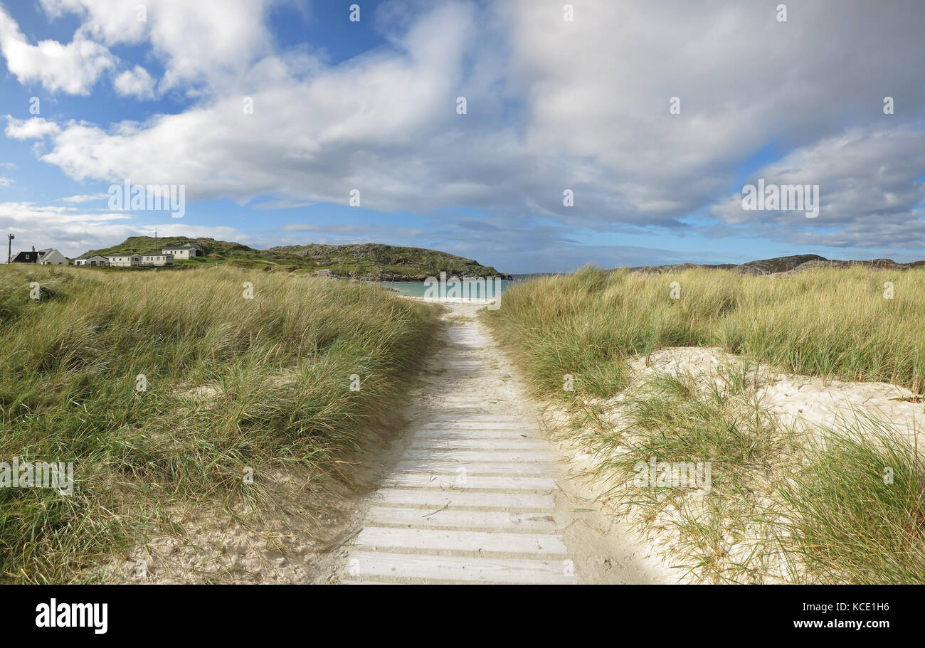 Betretene Pfad durch weiße Sanddünen zum Achmelvich Beach, in der Nähe von Lochinver, Schottland. Stockfoto