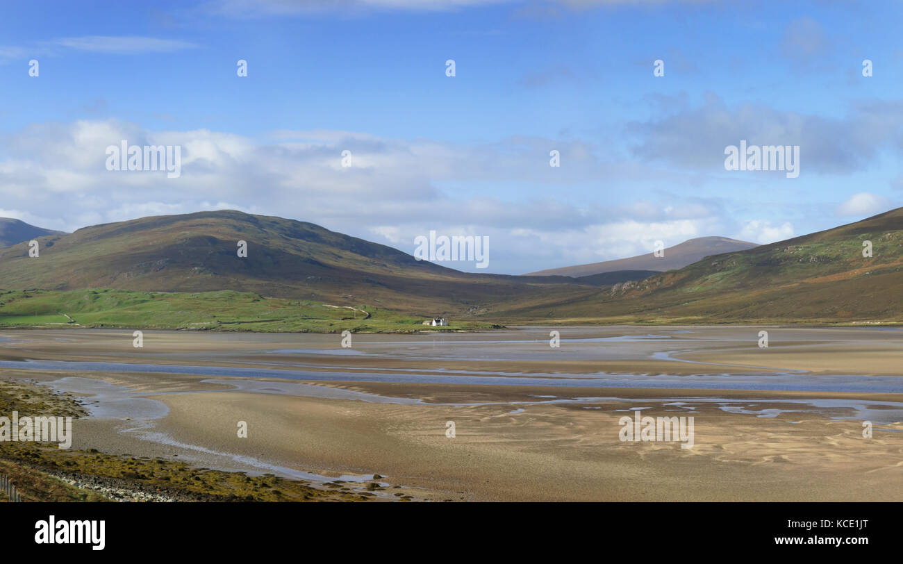 Blick am frühen Morgen auf den Kyle of Durness, Nordschottland. Blick nach Süden bei Ebbe mit Sandflächen und einsamem Haus, Zentrum. Stockfoto