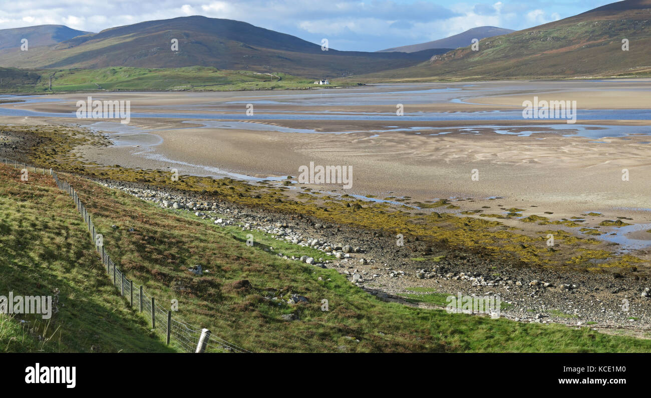 Blick am frühen Morgen auf den Kyle of Durness, Nordschottland. Blick nach Süden bei Ebbe mit Sandflächen und einsamem Haus, Zentrum. Stockfoto