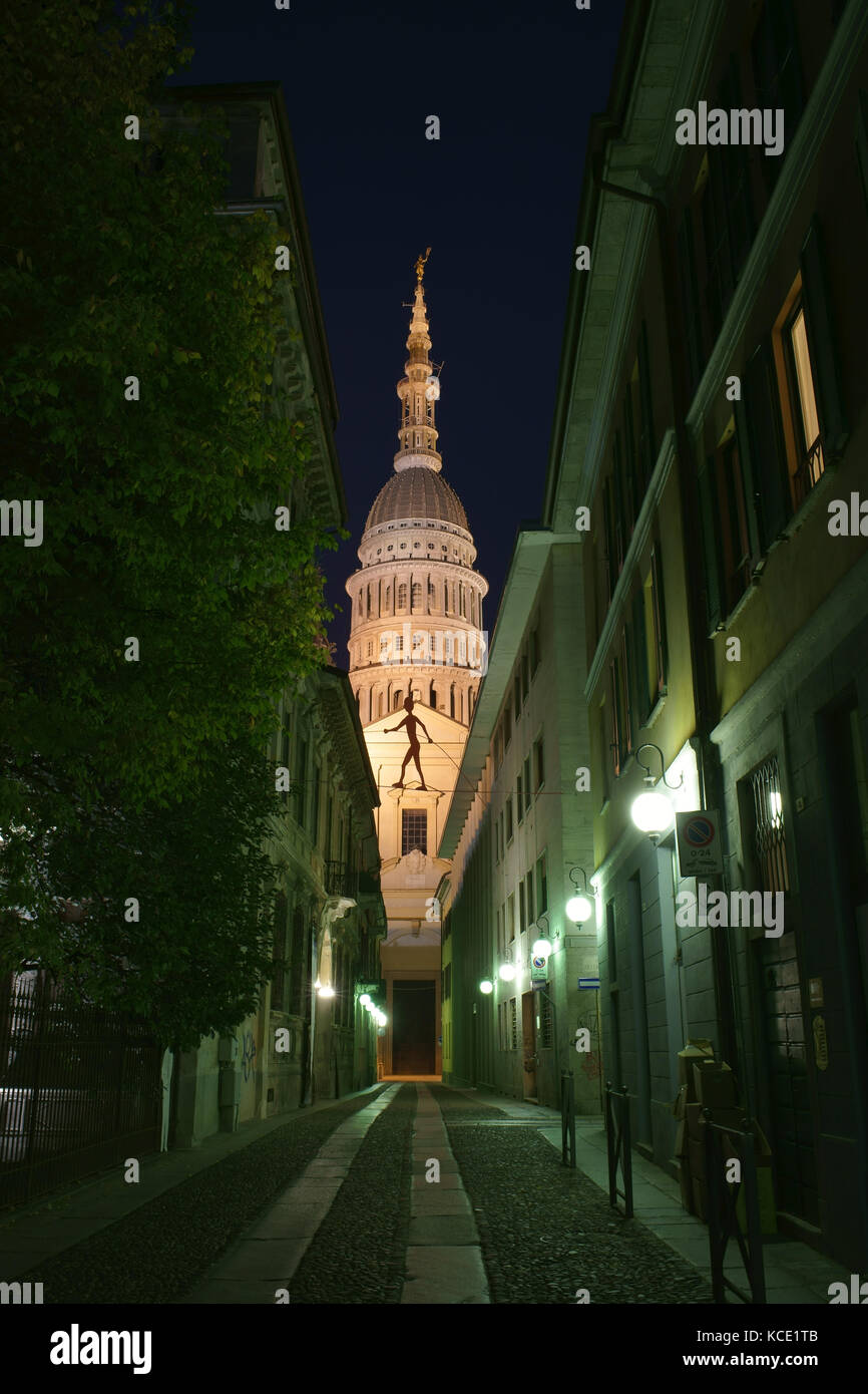 Die erhabene (Höhe: 121m) Basilika von San Gaudenzio in der Nacht. Stadt Novara, Provinz Novara, Piemont, Italien. Stockfoto