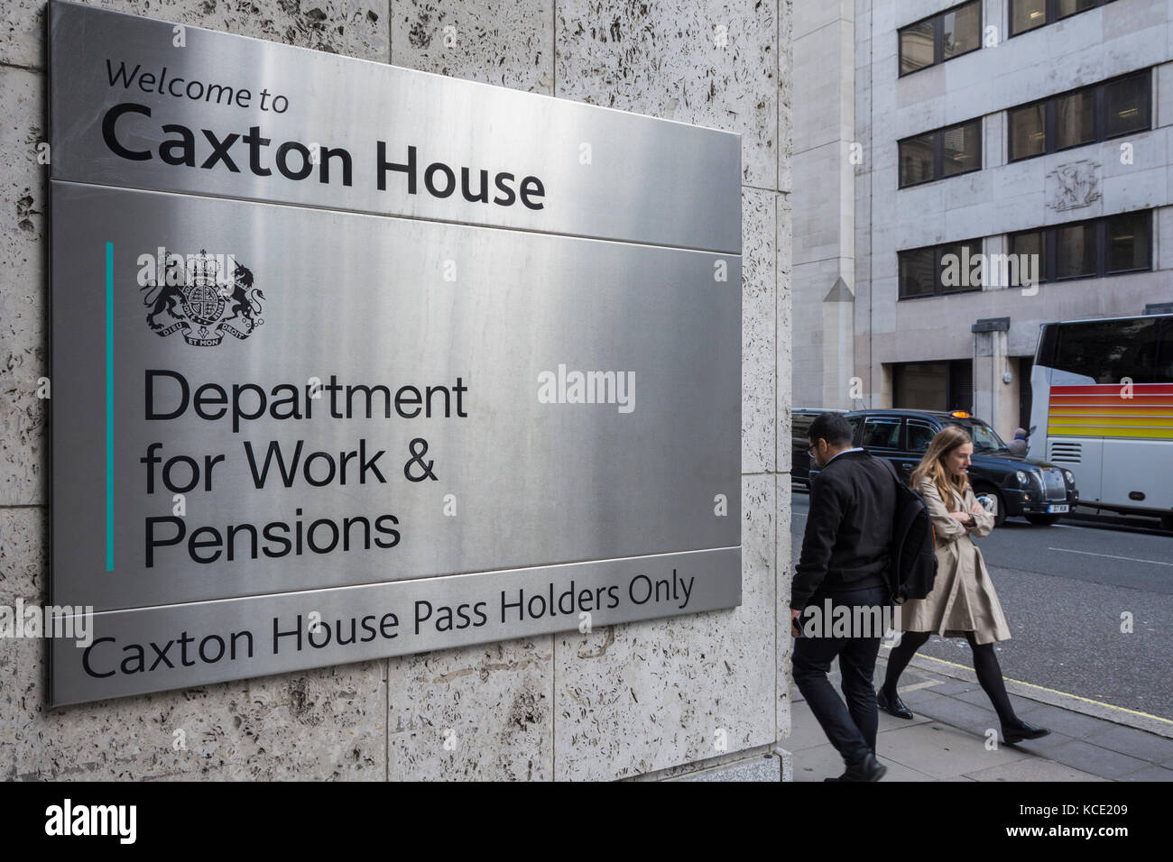 Eingang zum Caxton House im Department for Work and Pensions (DWP), in der Tothill Street, London, England, Großbritannien Stockfoto