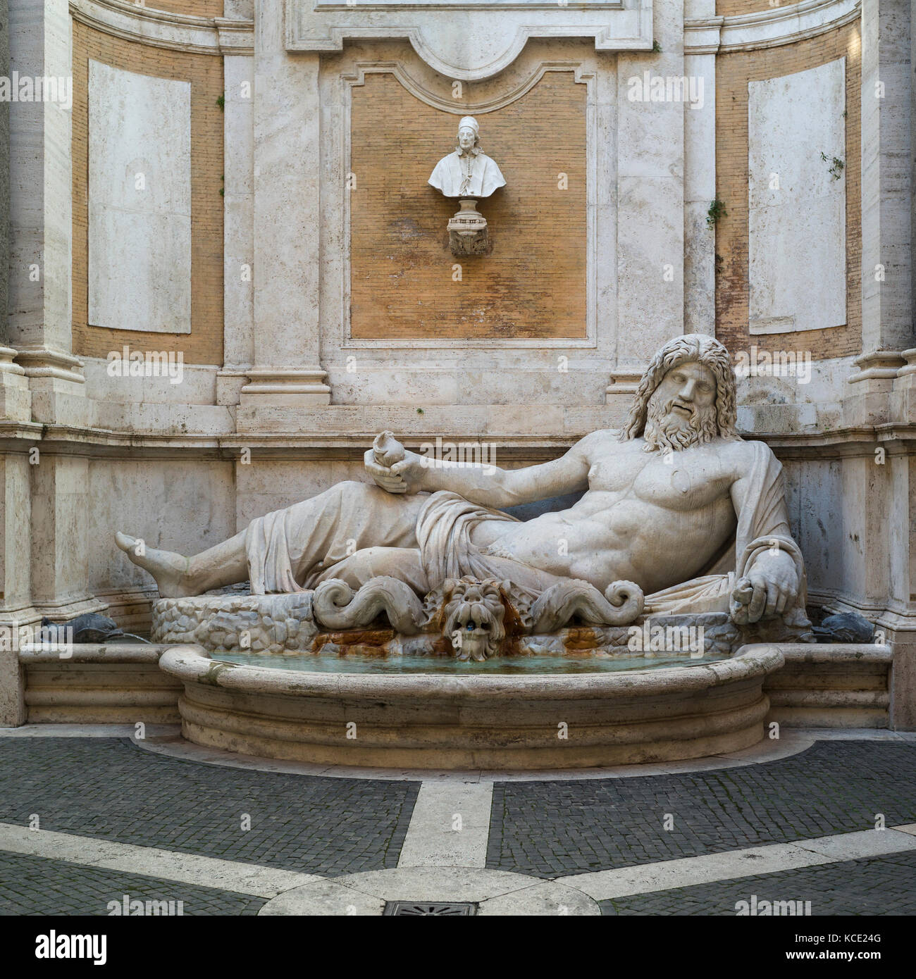 Rom. Italien. Kolossale statue restauriert wie der Fluss Gott okeanos, aka Marforio, 1. Jh. N.CHR. im Innenhof des Palazzo dei Conservatori, Capitolin Stockfoto