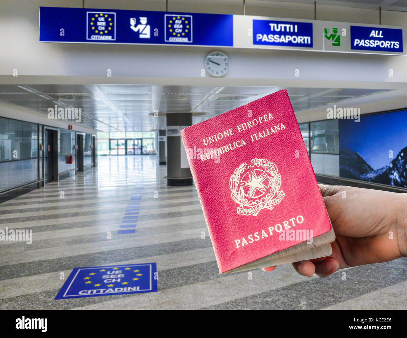 Person, die italienischen Pass in Flughafen Passkontrolle, digital Composite Stockfoto