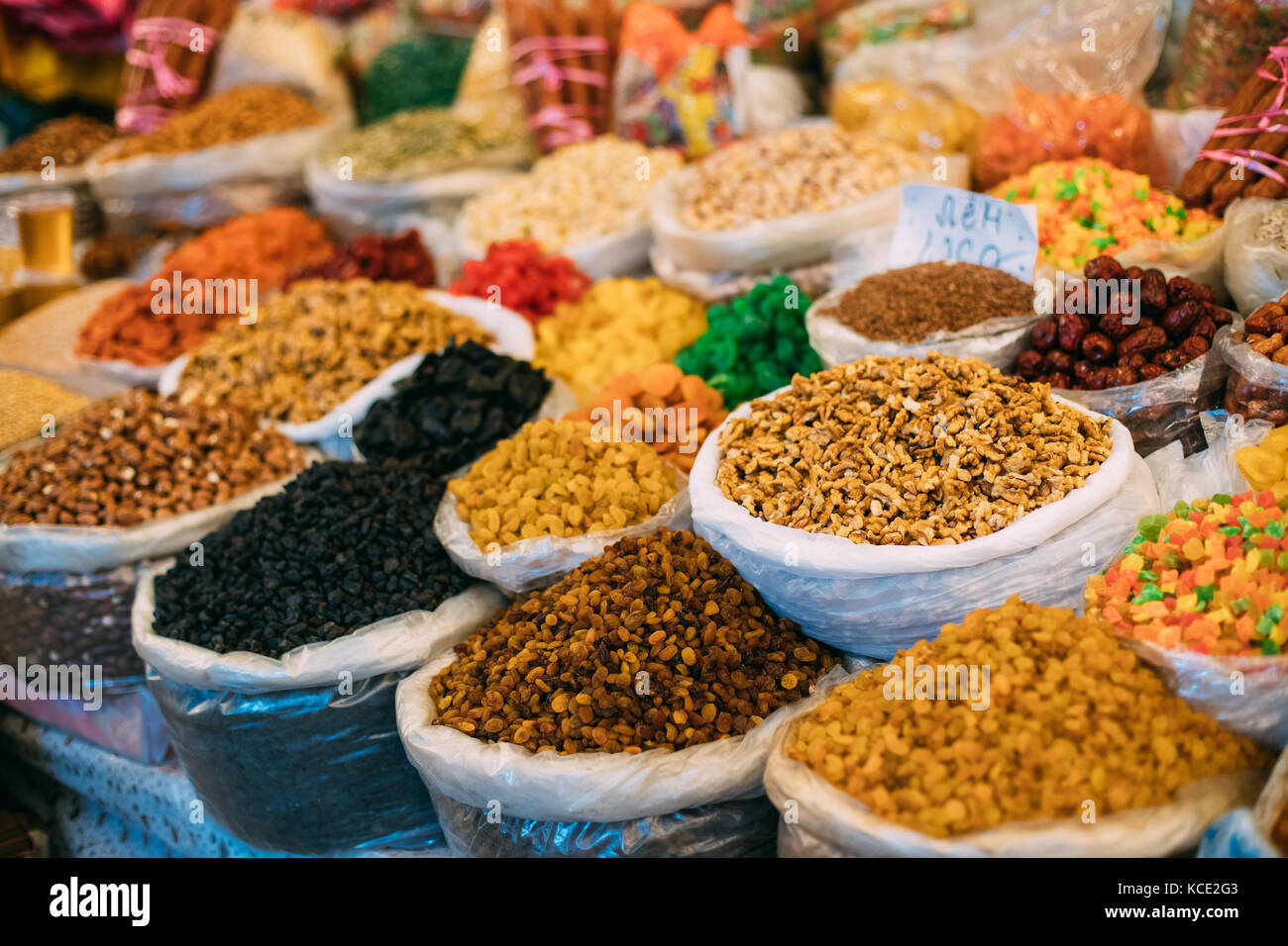 Tiflis, Georgien. Blick auf persisch Englisch gemeinsame Walnuss (Juglans regia), succade und getrocknete Früchte in Säcken auf Schaufenster der lokalen Lebensmittelmarkt. Stockfoto
