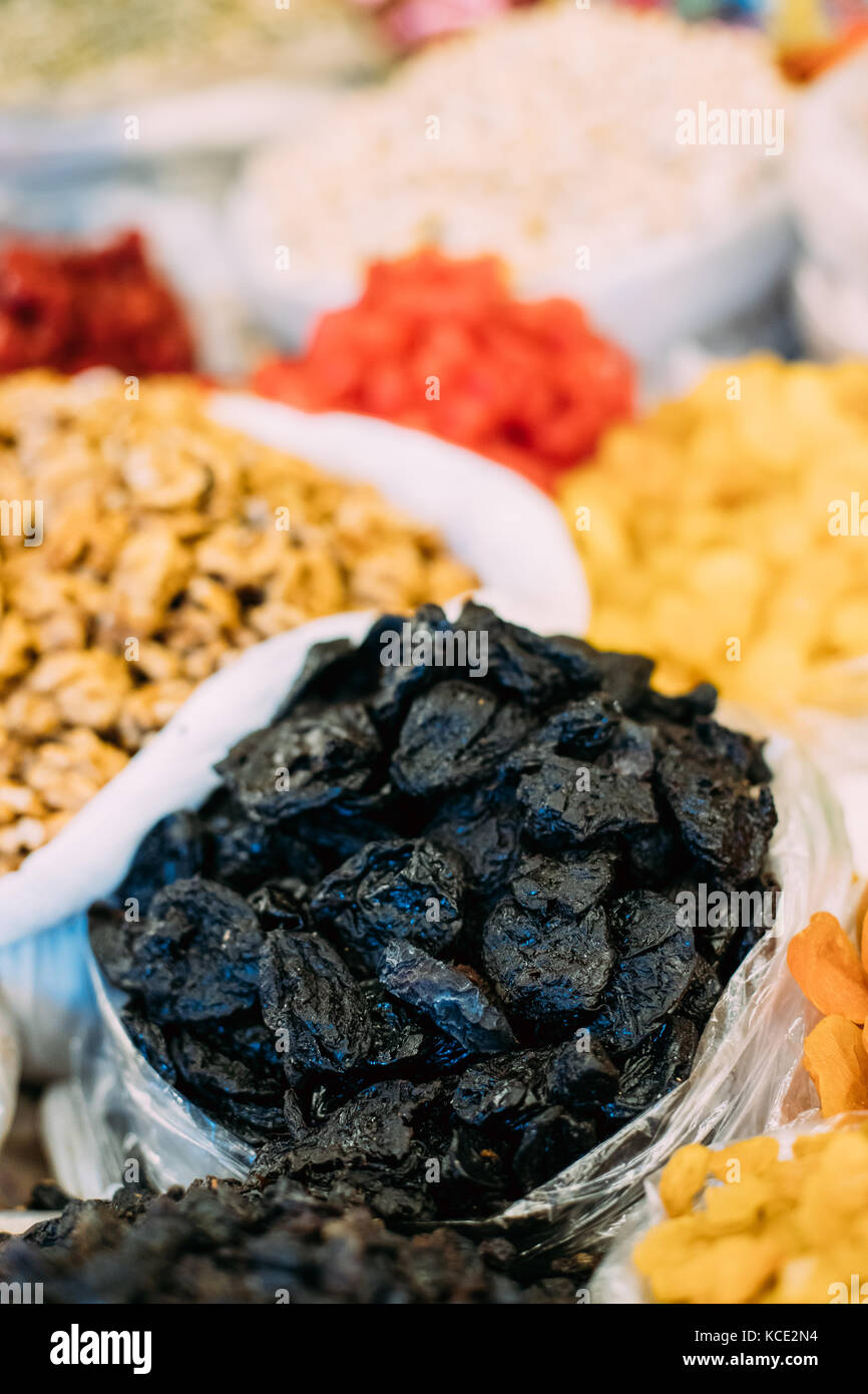 Tiflis, Georgien. Ansicht schließen von Prune oder getrocknete Pflaume im Beutel auf Schaufenster der lokalen Lebensmittelmarkt. Stockfoto