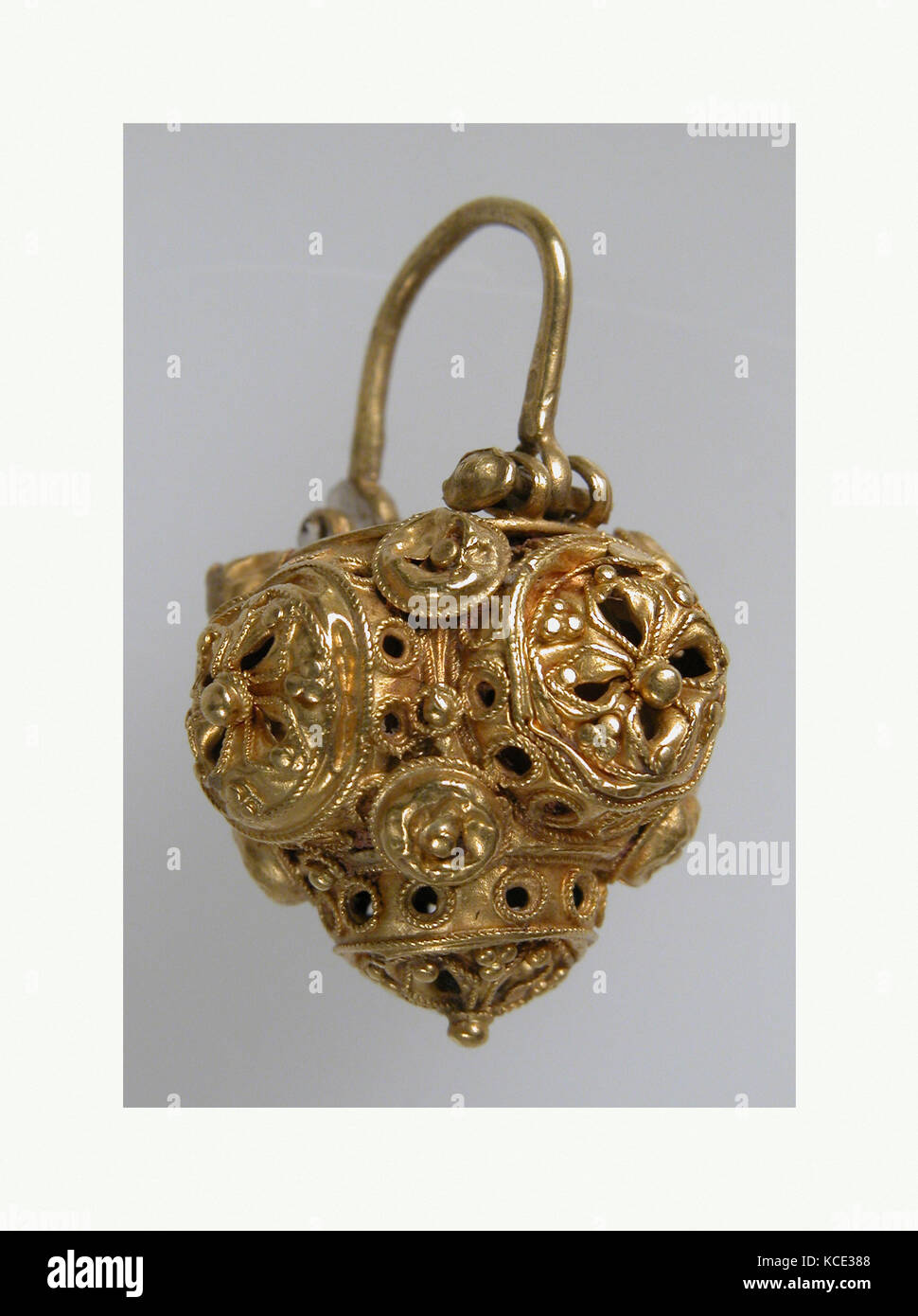Warenkorb Ohrring, 10. - 11. Jahrhundert, Byzantinische, Gold, Gesamt: 1 1/8 x 7/8 x 13/16 in. (2,9 x 2,2 x 2 cm), Metalwork-Gold Stockfoto