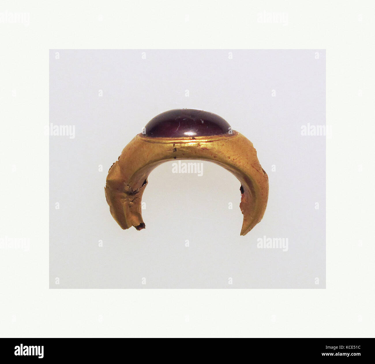 Ring mit Rubin, Gold, Amethyst, 15/16 x 3/8 in. (2,4 × 1 cm), Gold und Silber Stockfoto