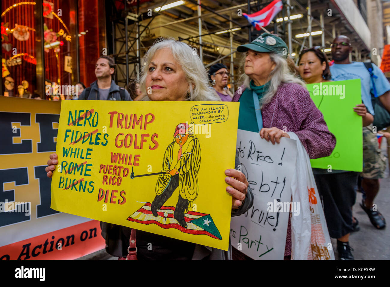 New York, USA. 03 Okt, 2017 Aufruf zum Handeln in Puerto Rico und pro Libertad rief zu einer Mahnwache und Kundgebung vor dem Trump Tower in Manhattan. Hunderttausende auf die Straße, in der Solidarität mit den Gruppen in Puerto Rico die Mobilisierung der erste Trumpf besuchen nach dem Hurrikan Maria zu protestieren. (Phoo von Erik mcgregor/Pacific Press) Quelle: Pacific Press/alamy leben Nachrichten Stockfoto