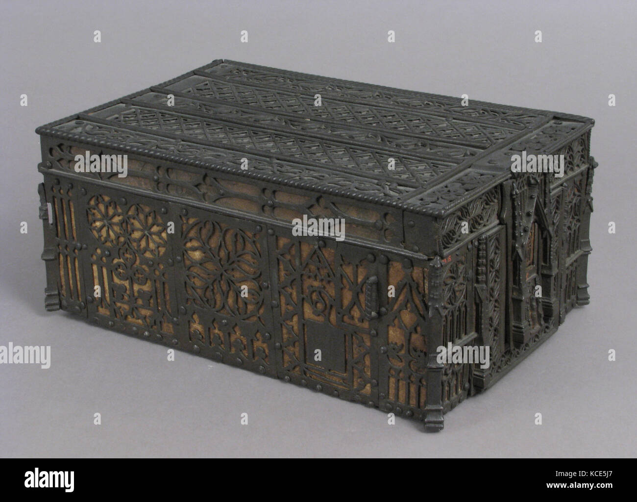 Truhe, 15. Jahrhundert, Französisch, Eisen, Holz und Leder Kern, Gesamt: 5 7/8 x 13 x 8 cm. (14,9 x 33 x 21 cm), Metalwork-Iron Stockfoto