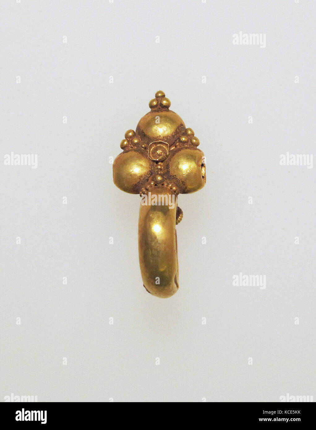 Ohrring, sichelförmige, Gold, Andere: 11/16 × 9/16 x 1 5/16 in. (1,7 × 1,4 × 3,3 cm), Gold und Silber Stockfoto