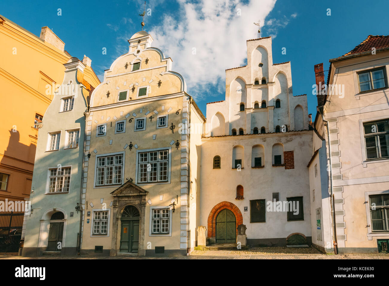 Riga, Lettland. Wahrzeichen der drei Brüder bauten. alte Häuser bilden zusammen die älteste Komplex der Wohnhäuser. staatliche Inspektion für Erbe schützen Stockfoto