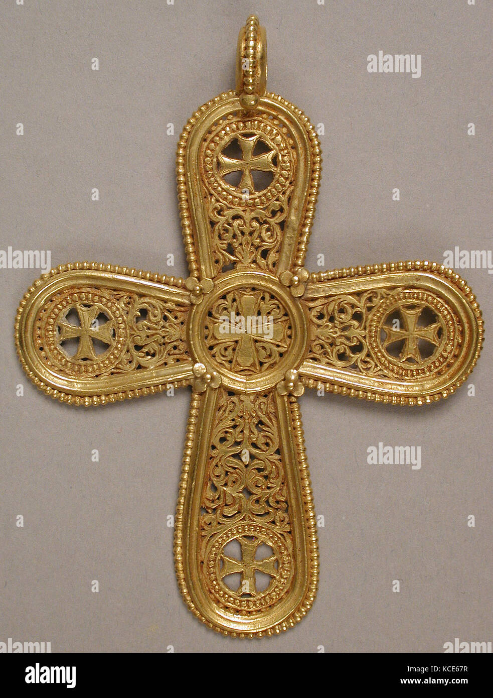 Gold Kreuz Anhänger, 500 - 700, Byzantinische, Gold, Gesamt: 3 9/16 x 2 11/16 x 1/2 in. (9 x 6,8 x 1.2cm), Metalwork-Gold, einem wohlhabenden Stockfoto