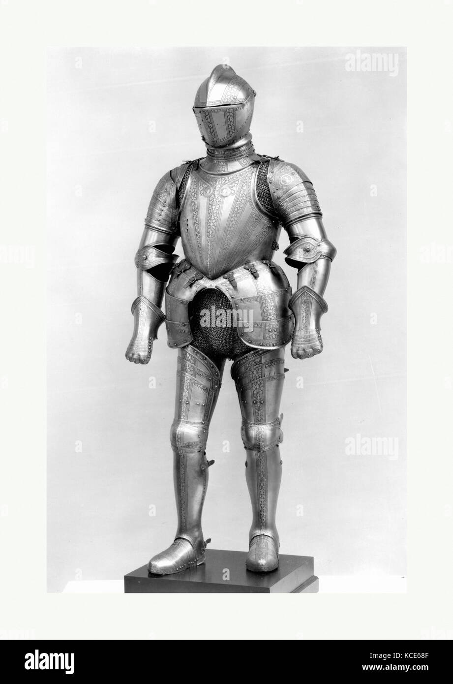 Rüstung für Feld und Neigen, Ca. 1550 bis 1575, Italienisch, Stahl, Wt. 61 lb. 10 oz. (27,95 kg); Helm (a); H. 12 1/2 in. (31,8 cm Stockfoto