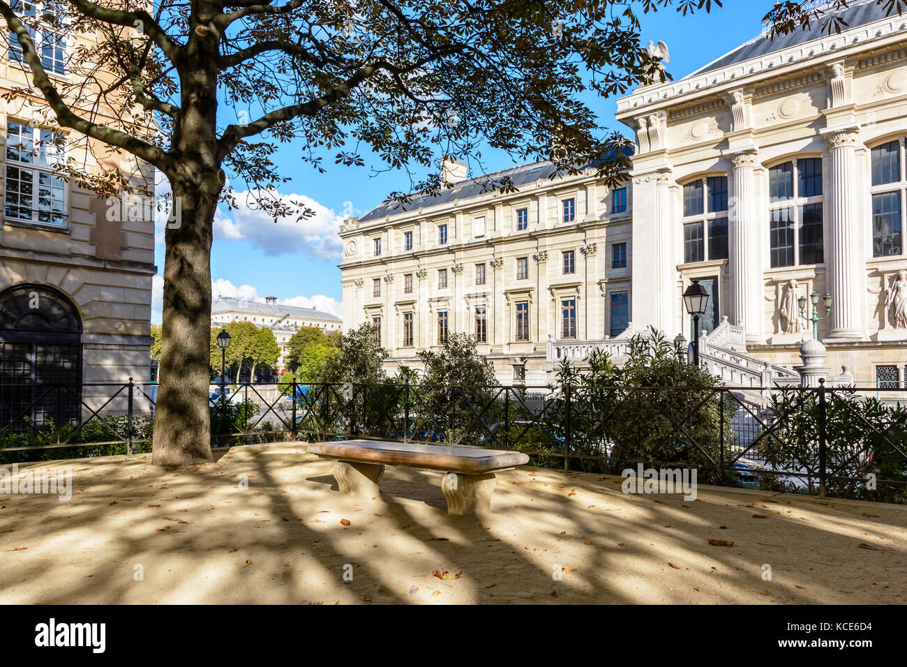 Hinteren Eingang des Gerichtsgebäudes von Paris mit dem chatelet Theater im Hintergrund durch einen sonnigen Abend. Stockfoto