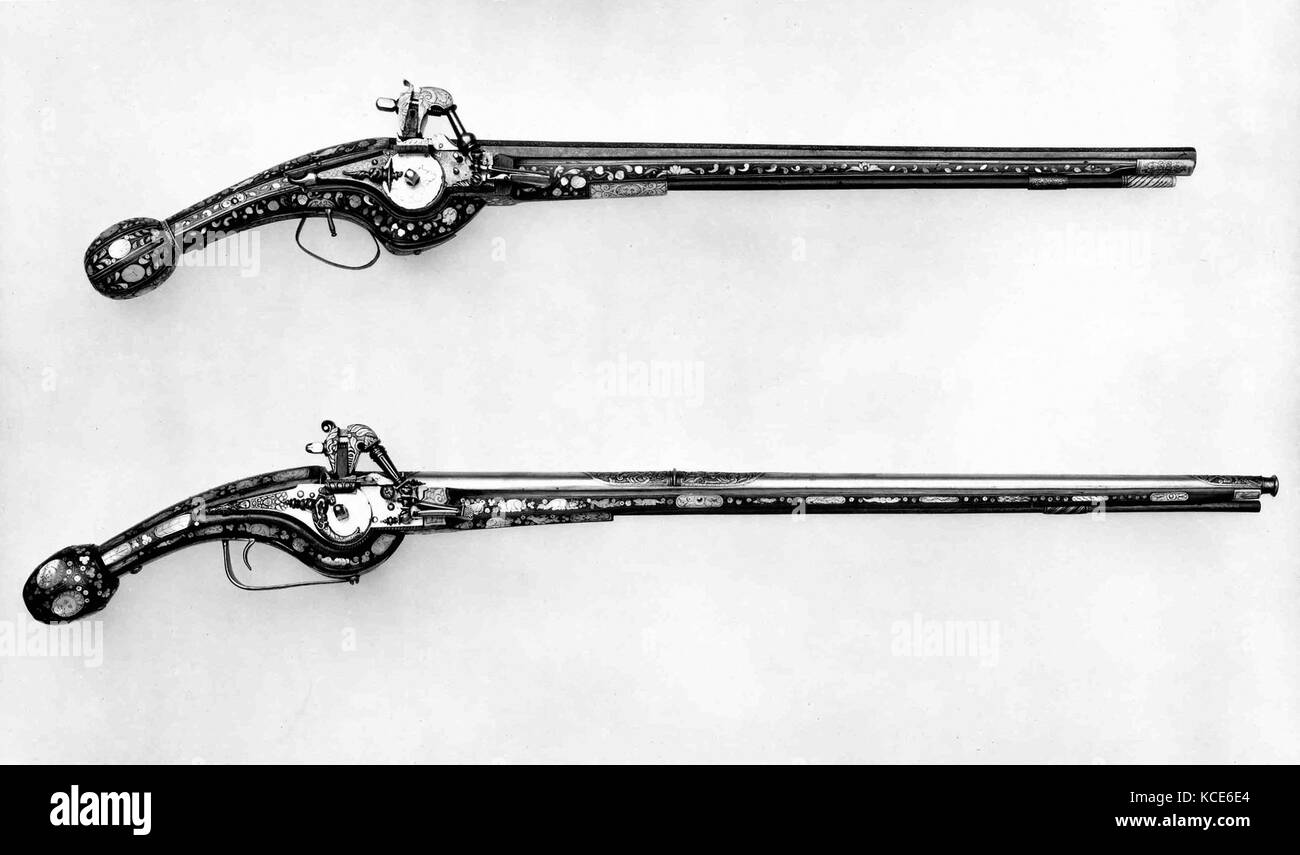 Wheellock Pistole, Ca. 1600-1610, Französisch, Stahl, Holz (Ahorn), Perlmutt, Messing, Gold, L.32 1/8 in. (81,6 cm Stockfoto
