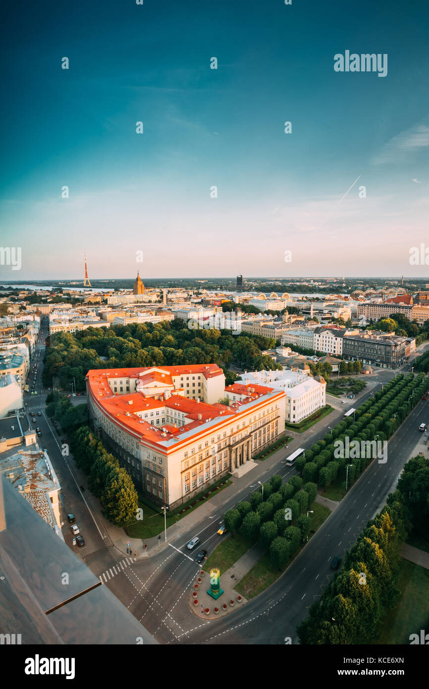 Riga, Lettland Riga Stadtbild. nach oben Blick auf die Gebäude des Justizministeriums, oberstes Gericht, das Kabinett und die Freiheit der Boulevard Street im Sommer ev Stockfoto