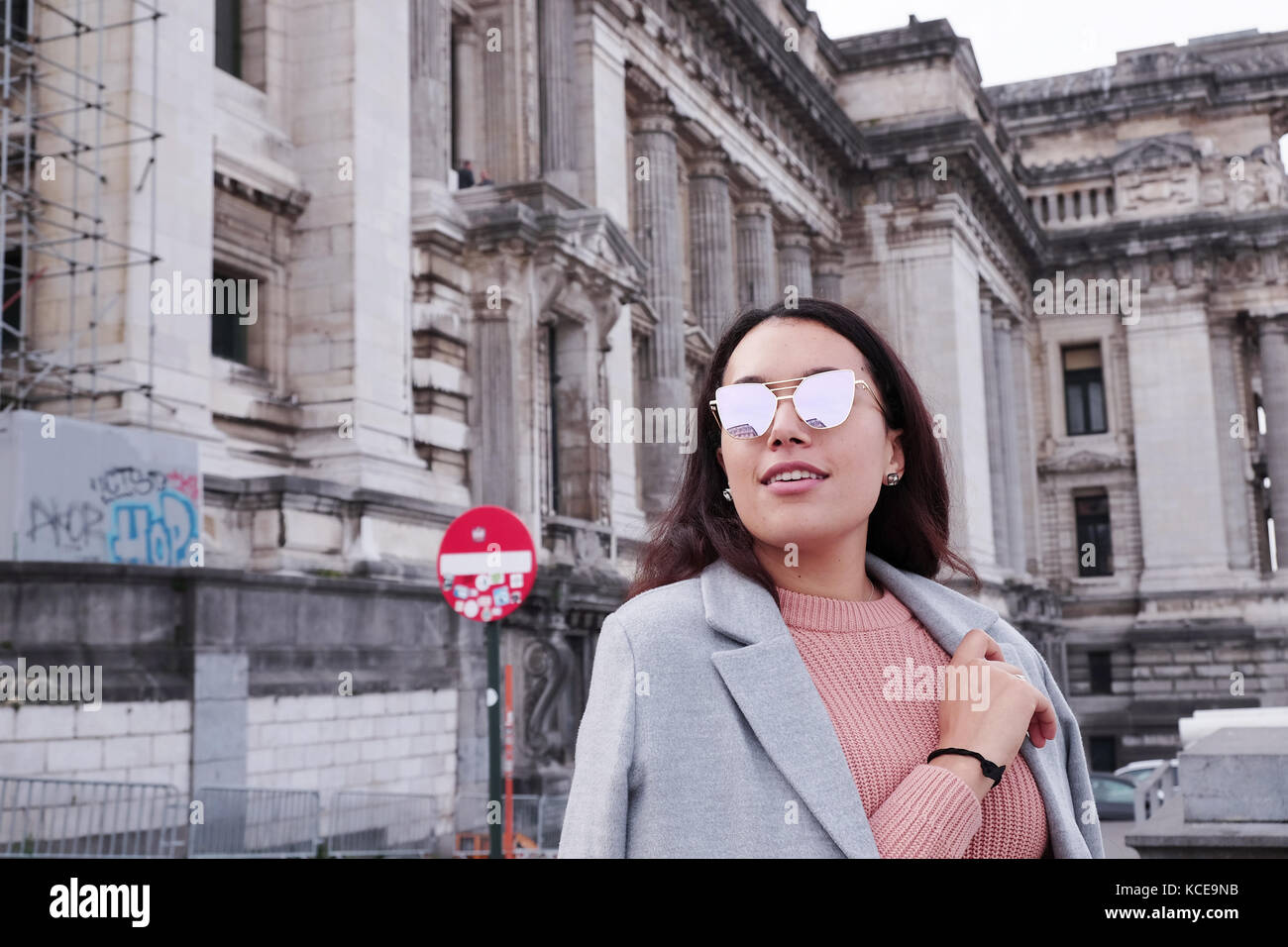 Modische junge Dame vor dem Palast der Justiz Gericht Gebäude, Brüssel, Belgien. Stockfoto