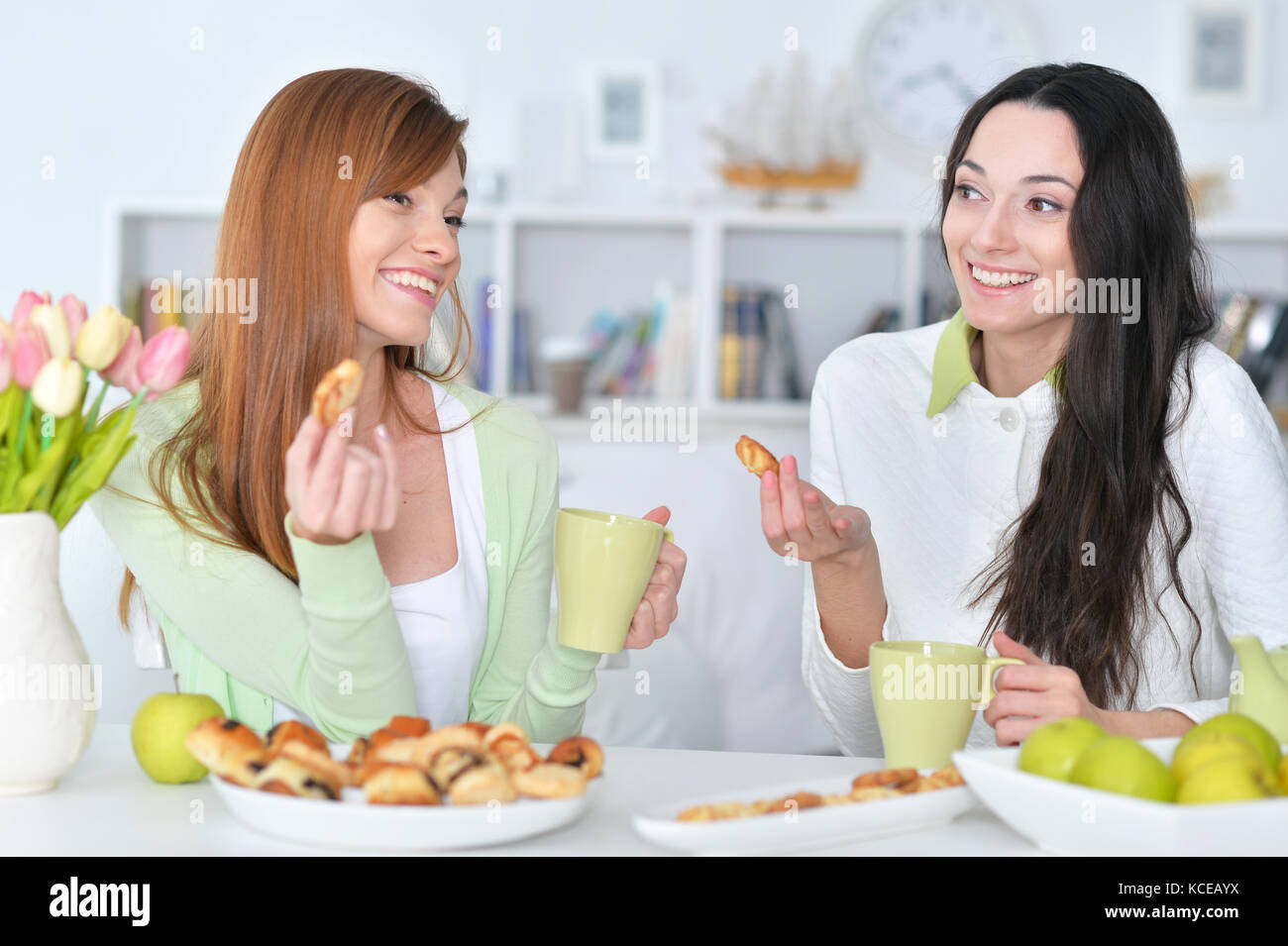 Lächelnd Freunde Tee trinken. Stockfoto