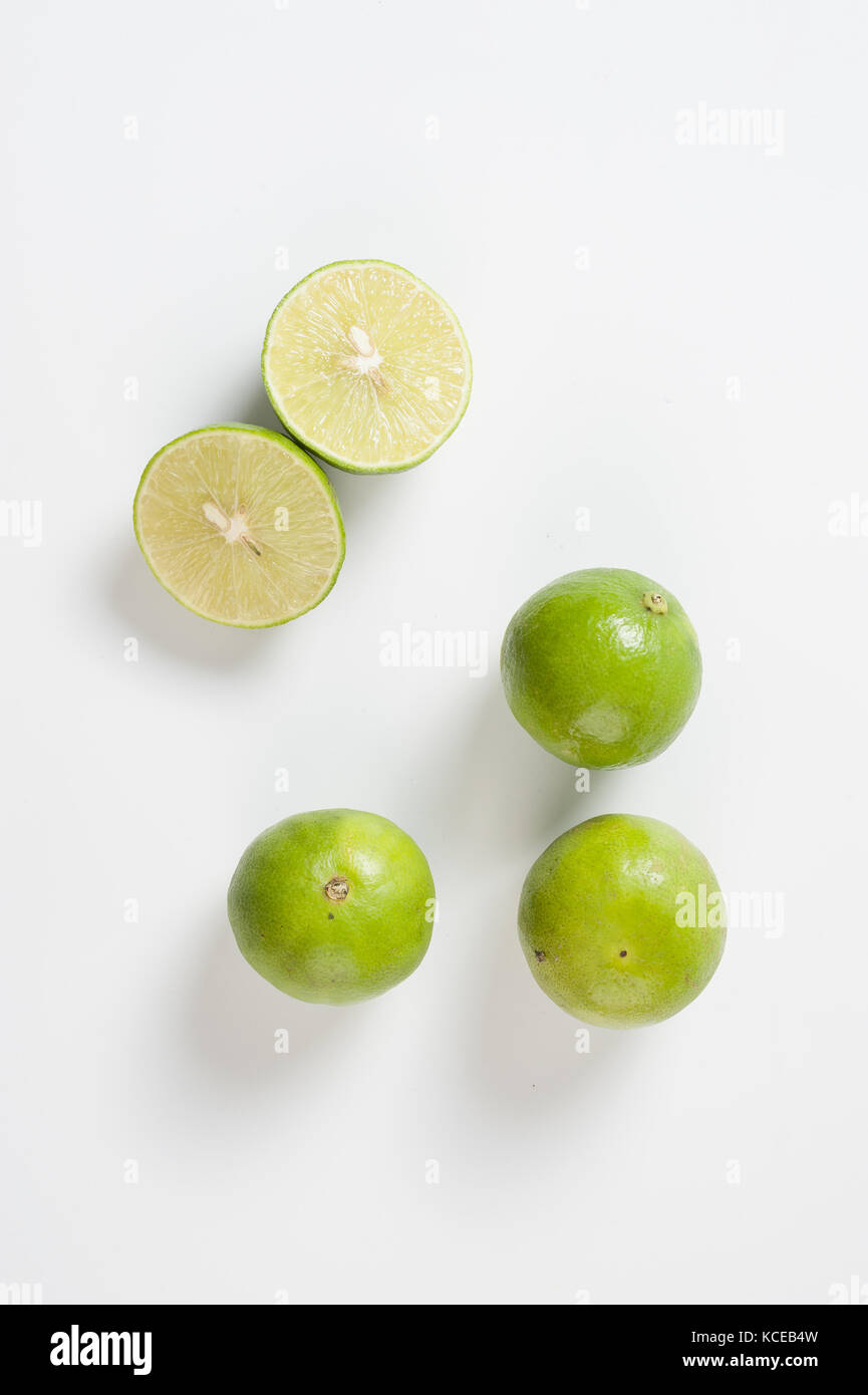 Gruppe von Zitronen auf weißem Tabelle. Lebensmittelzutat und gewürzkraut Konzept Stockfoto