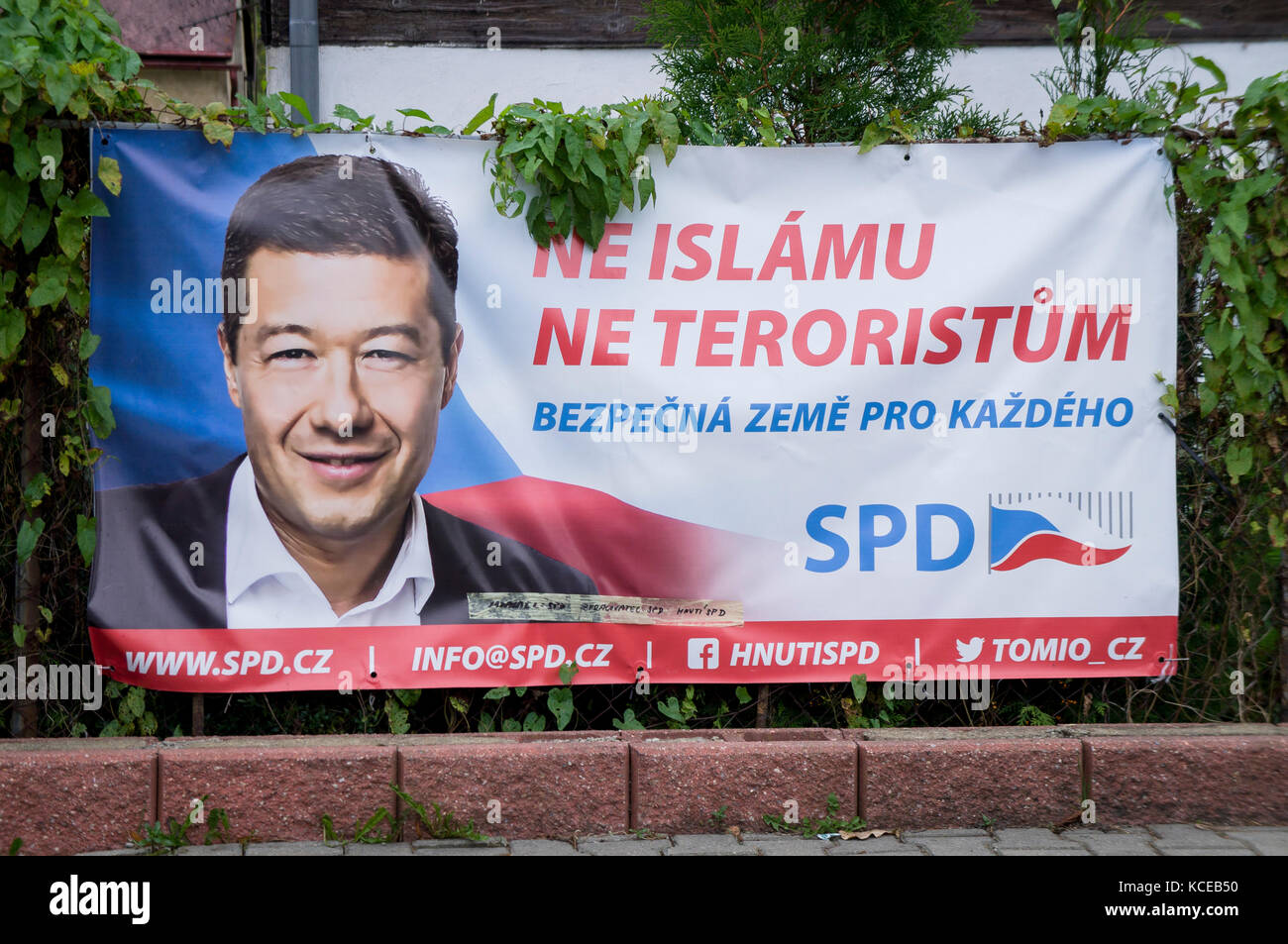 Plakat der SPD (Freiheit und direkte Demokratie), Tomio Okamura, Dolni Podluzi, usti na Labem Region, tschechische Republik, 21. September 2017. Stockfoto