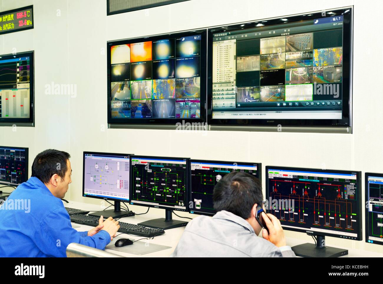 Control Panel im Kontrollraum der ultra-moderne Kohle 1.320 Megawatt Kraftwerk der Tonghua Xuangang Kraftwerk in Yuanping, Shanxi, China Stockfoto