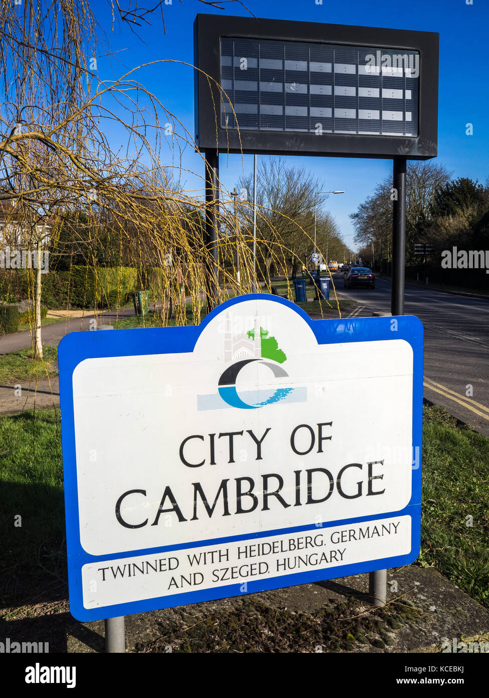 Stadt Cambridge Willkommen Schild - Schild an einer der Hauptstraßen, die in die Stadt Cambridge Großbritannien Stockfoto