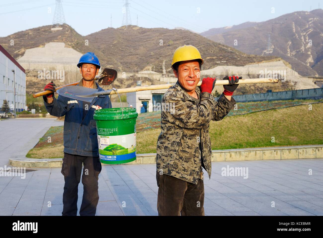 Arbeiter Arbeiter am Ende der Schicht am ultra-moderne Kohle 1.320 Megawatt Kraftwerk der tonghua xuangang Kraftwerk in yuanping, Shanxi, China Stockfoto