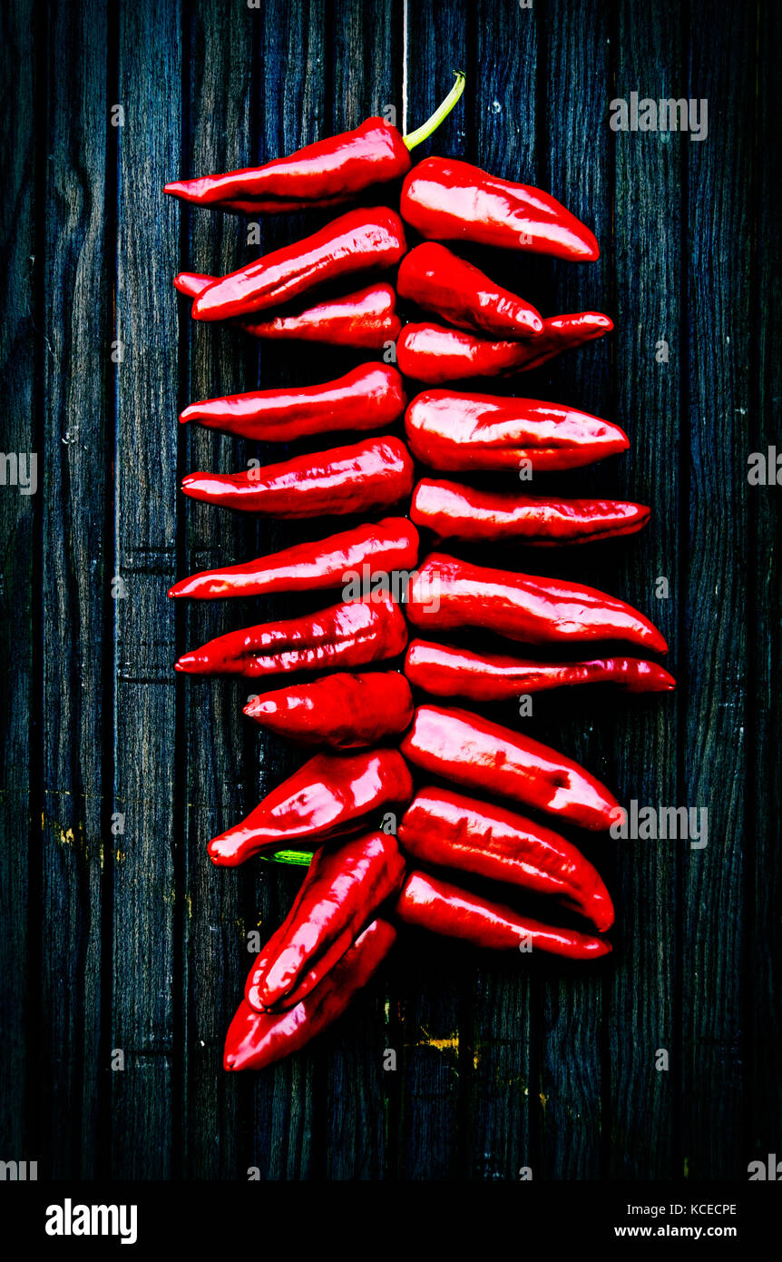 Espelette Paprika an eine Tür hängen Stockfoto