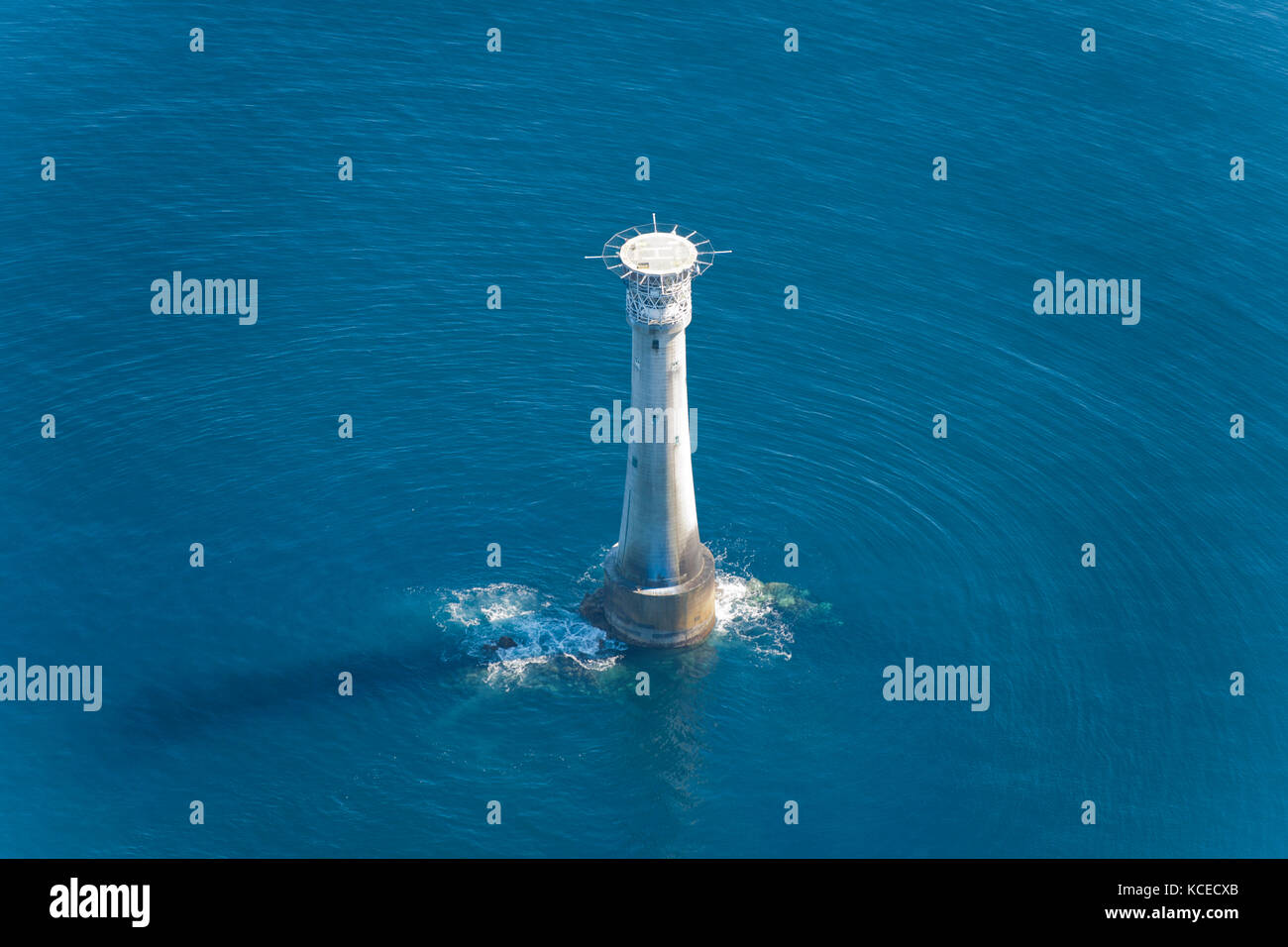 Bischof rock Lighthouse. Vier Kilometer westlich der Scilly Isles, es das erste Mal sah, im Jahr 1858. Der Leuchtturm wurde 1887 erweitert und umgewandelt in automa Stockfoto