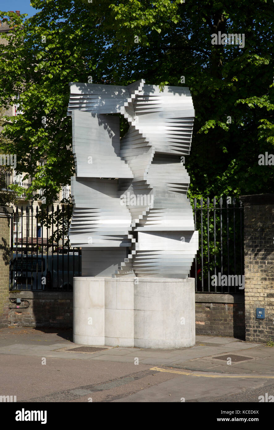 Fachbereich Maschinenbau, Universität Cambridge Trumpington Street, Cambridge. Bau in Aluminium Skulptur von Kenneth Martin. Ansicht von Süden Stockfoto