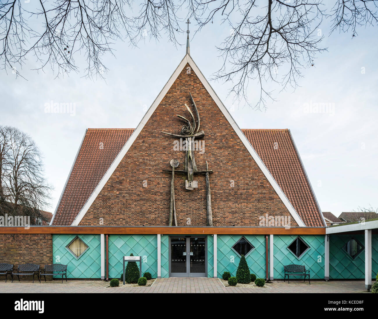 Kreuz Thema (1962) von geoffrey Clarke. Die Kapelle von Christi Himmelfahrt, Bishop Otter Campus, Universität von Chichester, Chichester, West Sussex. cast Alumi Stockfoto