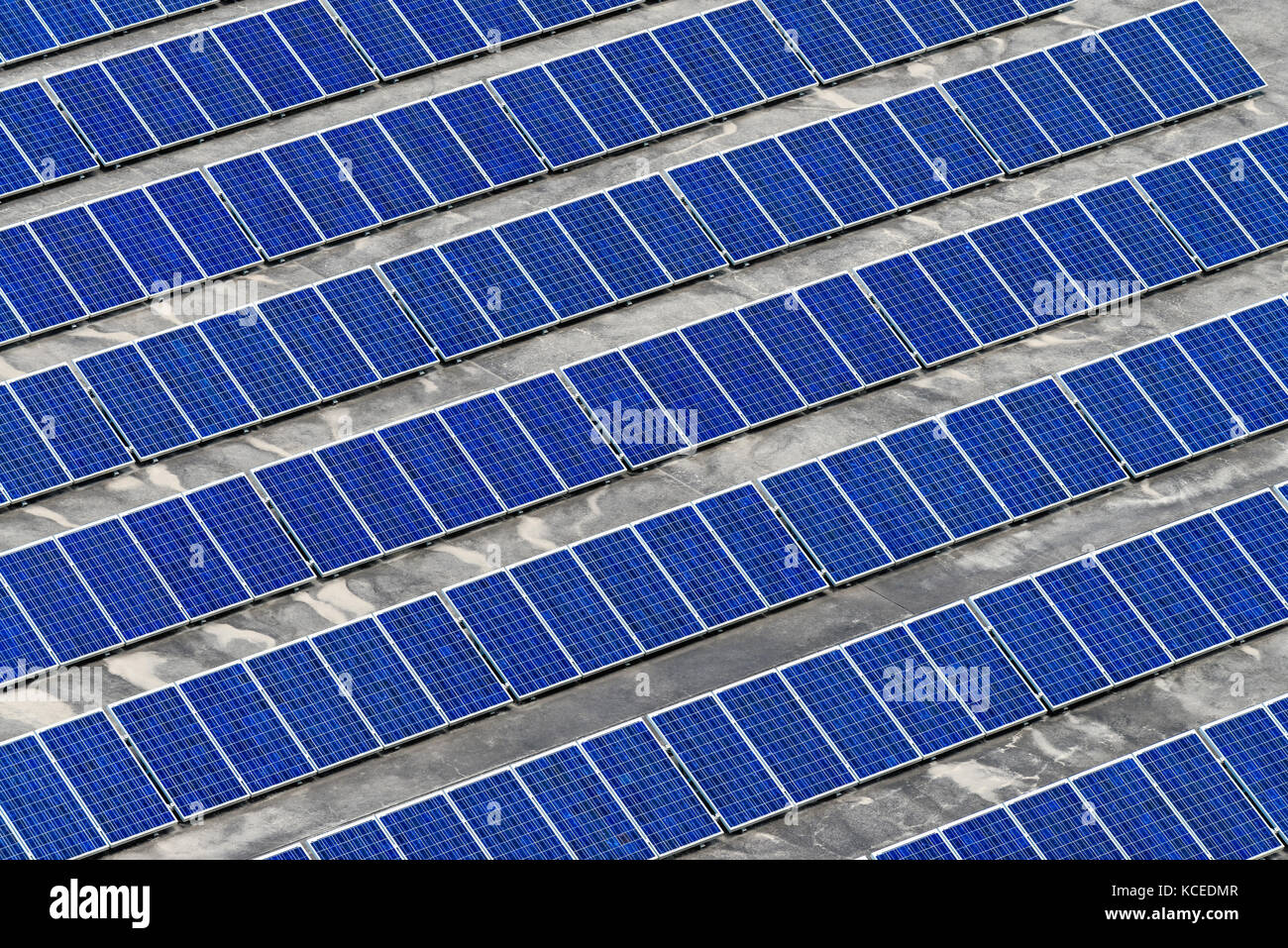 Solar Panel farm Einrichten über Dach in Südaustralien Stockfoto