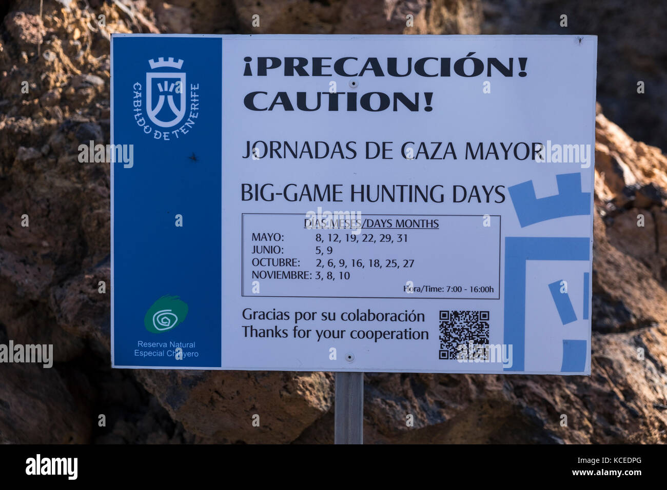 Vorsorge Zeichen Warnung der großen Jagd in den Tagen, wenn der muflon Cull geschehen wird, schließen Wanderwege in einigen Bereichen von Teneriffa, Kanarische Insel Stockfoto