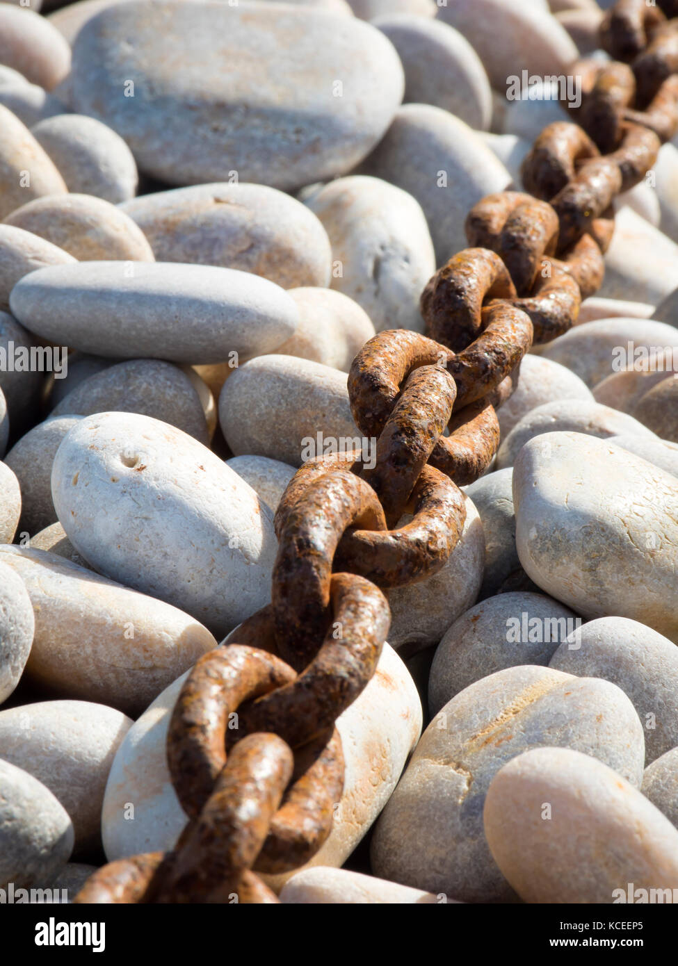 Rostiger Anker Kette Kies Steine Stockfoto