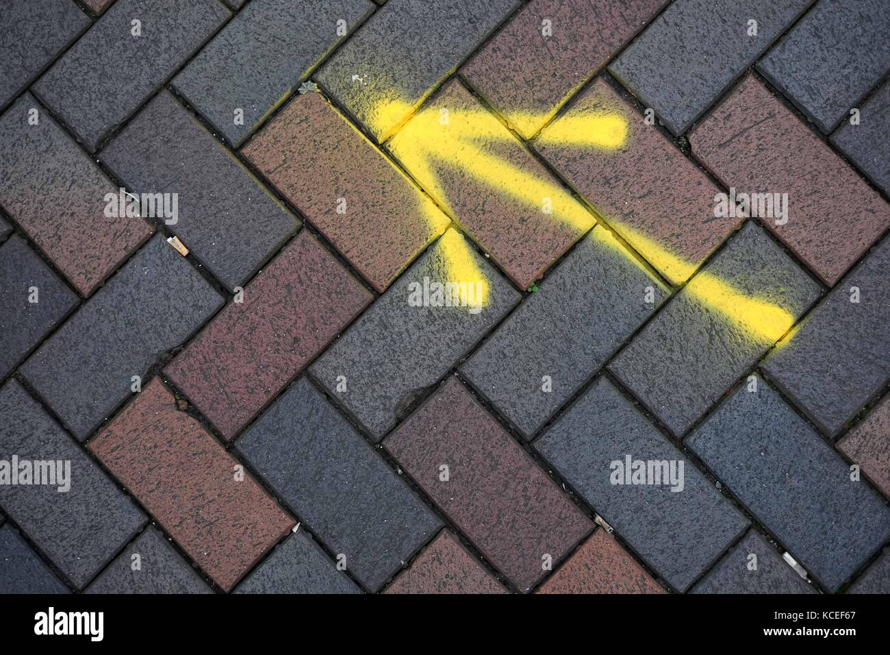 Ein Pfeil auf dem Bürgersteig, spritzlackiert Stockfoto