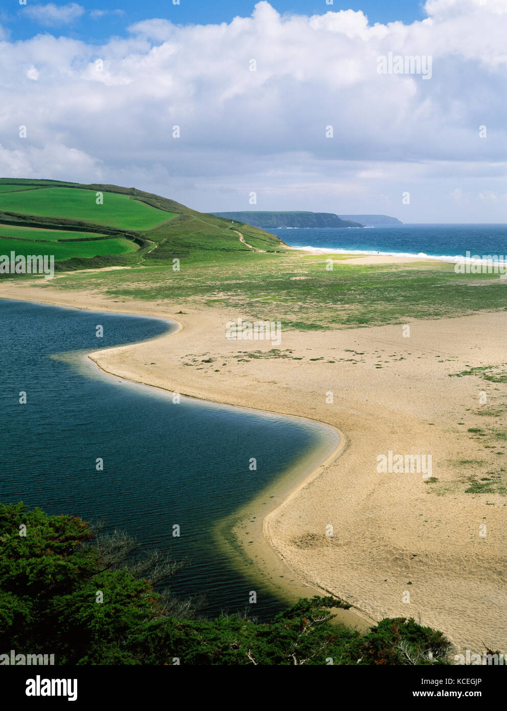 Blick nach Süden entlang der Westküste des Loe Pool und über Kies Bank von Loe Bar, Penrose, Camborne, Helston, Cornwall. Stockfoto