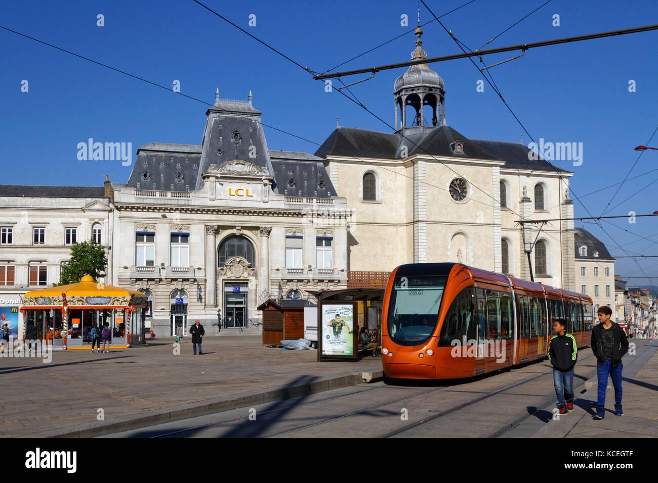 LE MANS, FRANKREICH, 29. April 2017 : Neue Straßenbahn im Stadtzentrum von Le Mans. Seit 1923 ist die Stadt Gastgeber der international bekannten 24 Stunden von Le Mans e Stockfoto