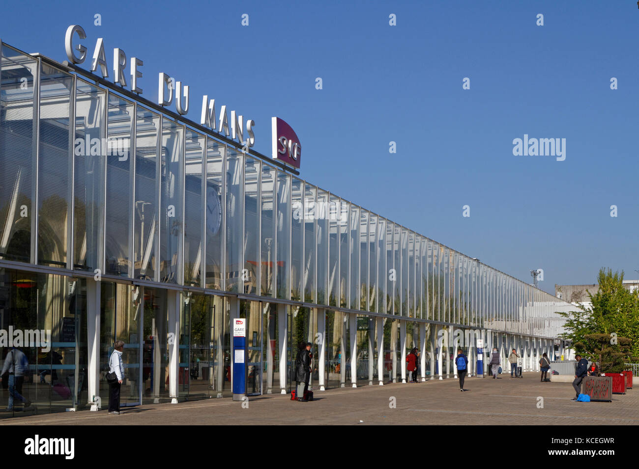 LE MANS, FRANKREICH, 29. April 2017 : Neuer Bahnhof im Stadtzentrum von Le Mans. Seit 1923 ist die Stadt Gastgeber der international berühmten 24 Stunden Stockfoto