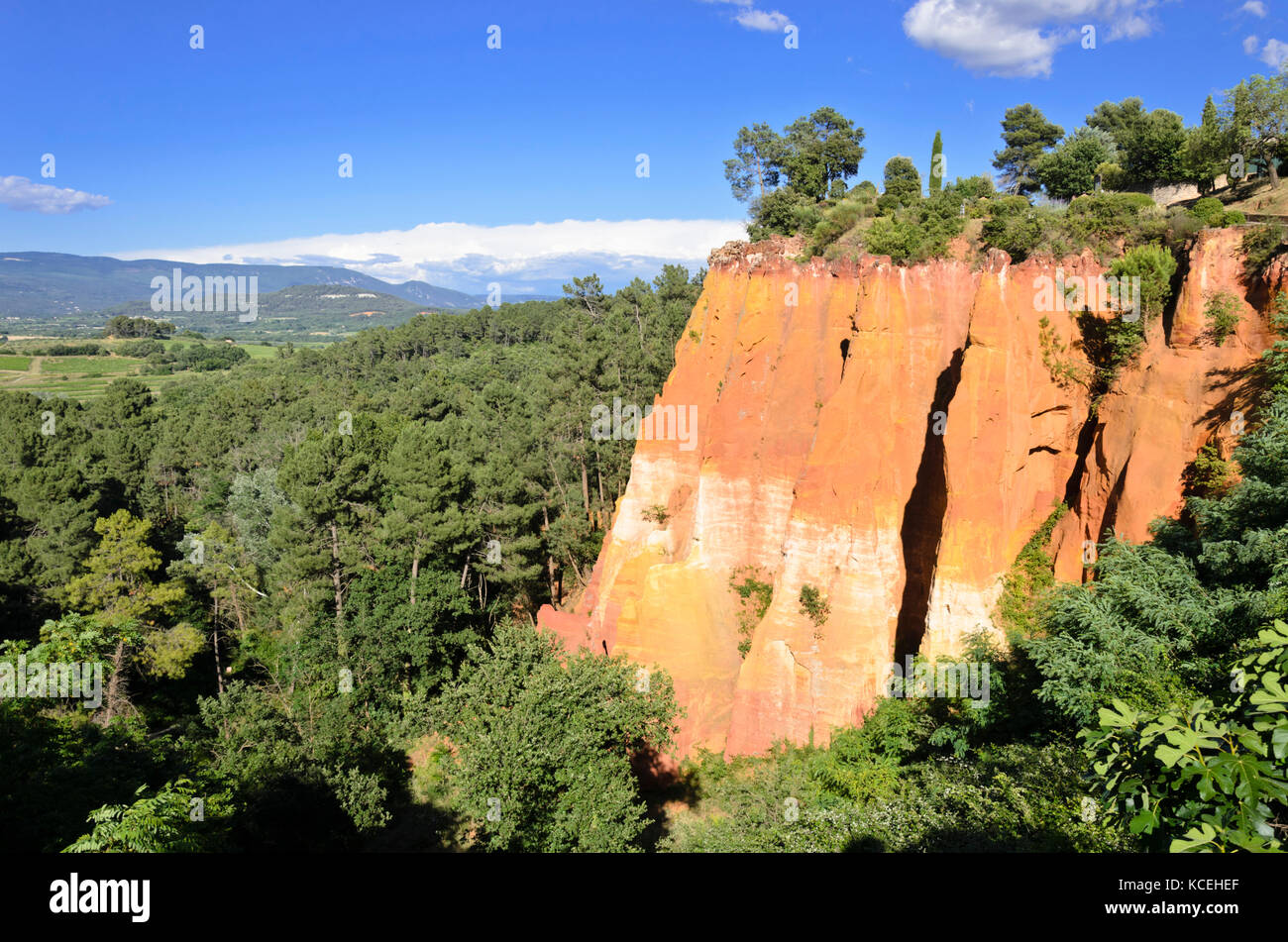 Ockerfelsen, Roussillon, Provence, Frankreich Stockfoto