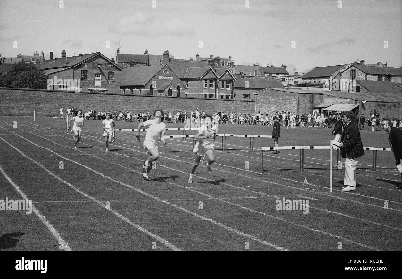 1965, historisches Bild der männlichen Schüler an der Thomas Hardye Boys School in Blackpool, England, UK, konkurrieren in einem Wettlauf auf einer Grasbahn während der jährlichen Tag des Sports. Stockfoto