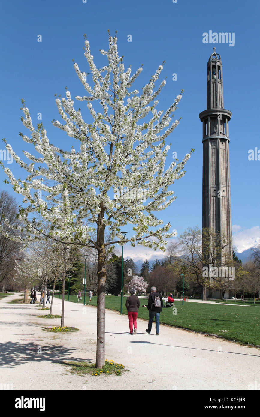 GRENOBLE, FRANKREICH, 7. April 2015 : der Perret-Turm im Paul Mistral-Park. Es ist der erste Turm aus Stahlbeton in Europa, und es war dec Stockfoto
