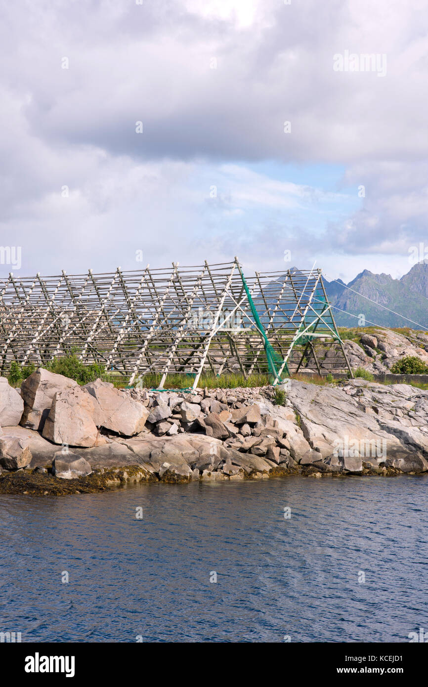 Übersicht von Regalen für die Trocknung Stockfisch im Lofoten in Norwegen Stockfoto