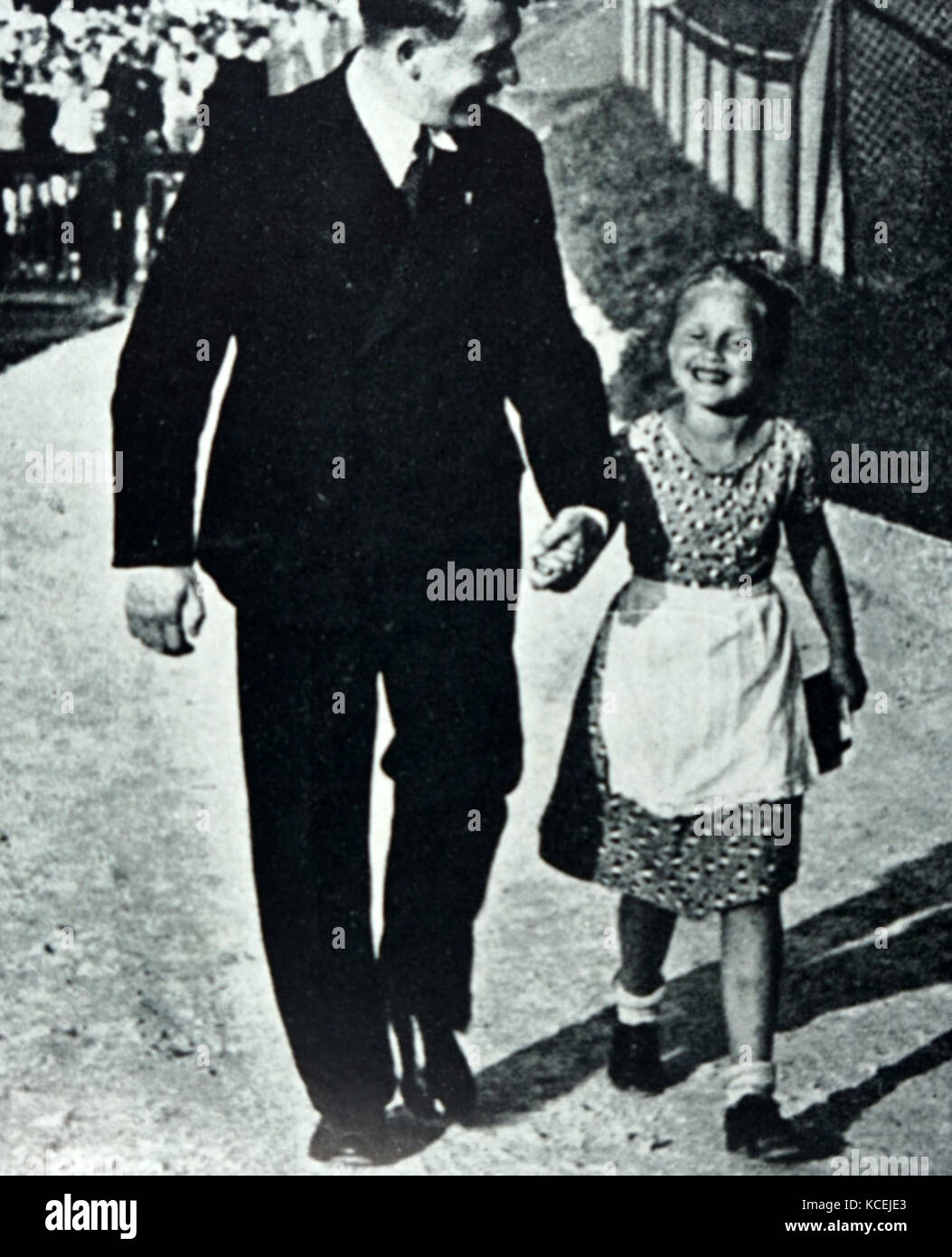 Foto Adolf Hitler (1889 - 30. April 1945) deutscher Politiker, war der Führer der Nsdap, Bundeskanzler von Deutschland mit einem Jungen 'arischen' deutsche Mädchen. Vom 20. Jahrhundert Stockfoto