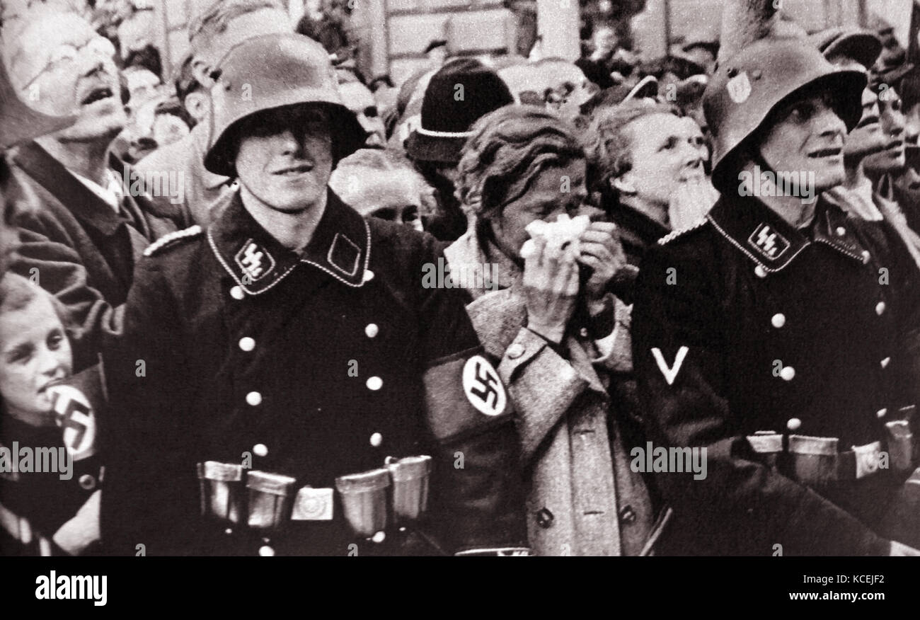 Österreichischen Massen zeigen Emotionen und Vorfreude, als die deutschen Truppen in Wien während der Anschluss (annexion) von Österreich, in NS-Deutschland, im März 1938 ein. Vom 20. Jahrhundert Stockfoto